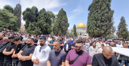 75 ألف يؤدون صلاة الجمعة في الأقصى