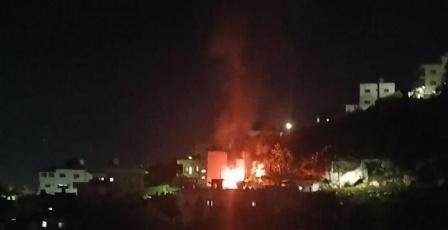 مستوطنون يهاجمون بيت امرين ويحرقون مركبتين