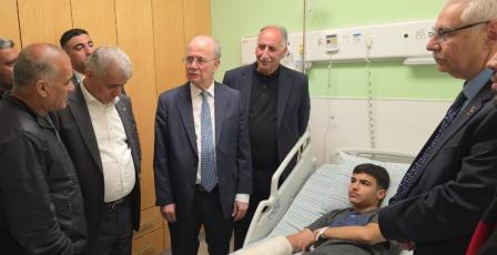 رئيس الوزراء يعود جرحى قرية المغير في المستشفى الاستشاري