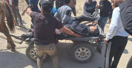 إصابات بقصف الاحتلال مجموعة مواطنين في دير البلح وسط قطاع غزة