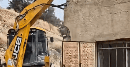 الاحتلال يجبر مواطنة على هدم منزلها في القدس