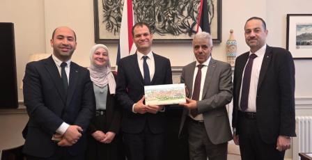 "التربية" تُطلع وزيراً بريطانياً على الانتهاكات بحق التعليم عبر لقاء افتراضي لمدرسة في الخليل