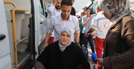 غزة.. إجلاء 79 مريضا ومرافقا للعلاج بالخارج عبر معبر رفح