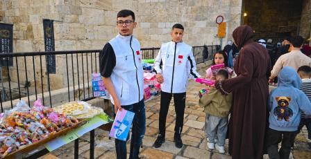 "بيت مال القدس" توزع ألعابا وهدايا على الأطفال عند بوابات "الأقصى" بمناسبة عيد الأضحى