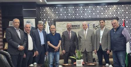 القاضي يزور بلدية البيرة ويقدم التهاني لمجلسها البلدي الجديد