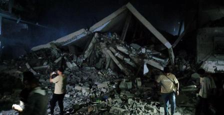 صور | طيران الاحتلال يدمر منزلاً بالزوايدة ويقصف غزة وخان يونس بالمدفعية
