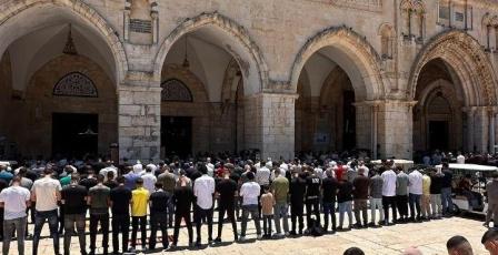صور | 65 ألفا يؤدون الجمعة في المسجد الأقصى