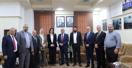 بالتعاون مع غرفة التجارة والصناعة.. بورصة فلسطين تختتم جولتها الميدانية للشركات الرائدة في الخليل