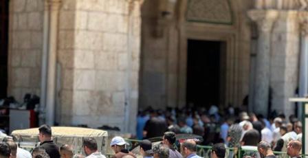 60 ألفا يؤدون الجمعة في الأقصى رغم إجراءات الاحتلال