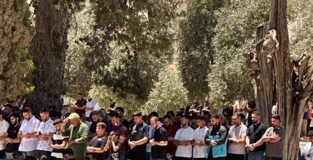 60 ألفا يؤدون الجمعة في الأقصى رغم إجراءات الاحتلال