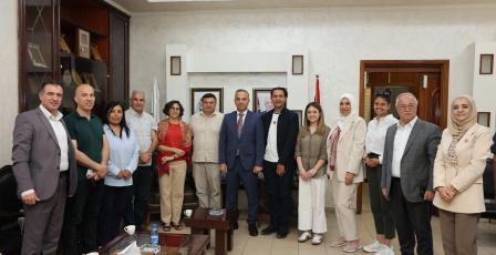 رئيس بلدية الخليل يدعو المانحين إلى تعزيز دعم المشاريع التنموية