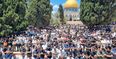 50 ألفا يؤدون صلاة الجمعة في المسجد الأقصى