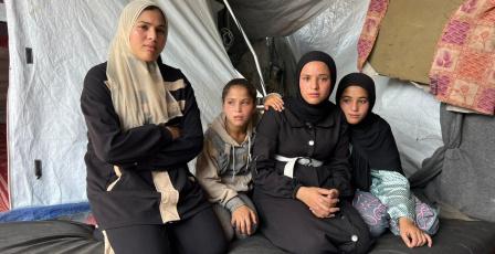 أثقل من العمر.. طفلة تعيل أسرتها
