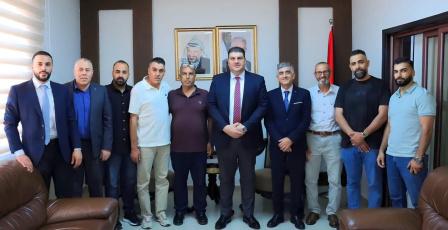 الأحمد يؤكد دعم مؤسسات مخيم الجلزون ويشدد على تعزيز الشراكة لخدمة المواطنين وتطوير قطاع النقل