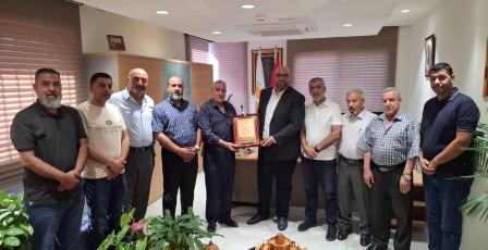 "كهرباء القدس" تواصل دعمها للمجتمع المحلي وتتابع احتياجات المواطنين في عين سينيا ومخيم الأمعري