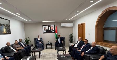 الوزير أيمن قنديل يؤكد أهمية تعزيز التعاون لتطوير الخدمات المقدمة للمواطنين