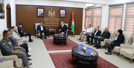 وزير الداخلية يتفقد محافظة الخليل ويؤكد: إنفاذ القانون وتعزيز السلم الأهلي أولوية وطنية