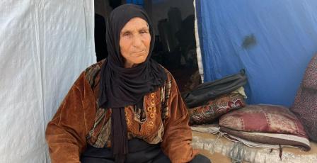 خاص| "أحلاهما مُرّ": ابتسام وأمها السبعينية بين الجوع والخوف في خيمة غرب غزة