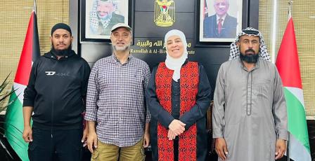 غنام خلال تسليم مساعدات واعلافاً لتجمع أبو فزاع: سنواصل دعم التجمعات البدوية وترسيخ صمودها