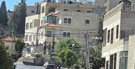 الاحتلال يقتحم دير جرير شرق رام الله بمشاركة آلية مدرعة