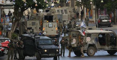 الاحتلال يداهم منازل في عناتا ويقتحم حزما شرق القدس 