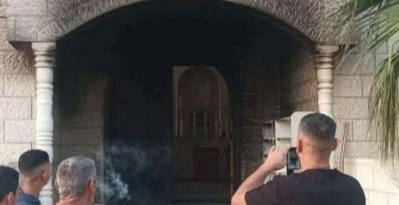 مستوطنون يحرقون مسجدا في قصرة وأجزاءٍ من منزل ببيت فوريك