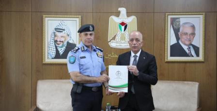 رئيس سلطة الأراضي يسلم تخصيصا لصالح وزارة الداخلية ولمنفعة الشرطة