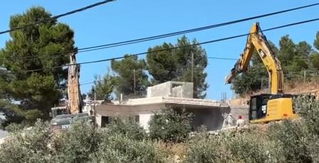 الاحتلال يهدم منزلين في دير رازح بالخليل