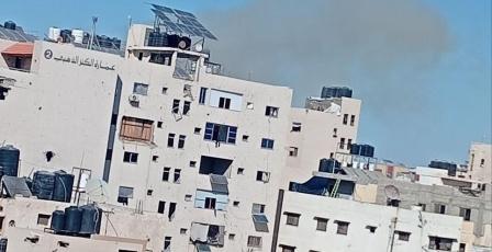 إصابات في قصف الاحتلال على مخيم النصيرات وحي الرمال بغزة