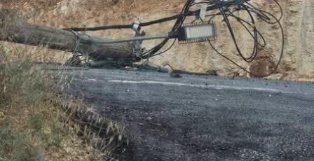 مستوطنون يقطعون أعمدة كهرباء في مادما جنوب نابلس