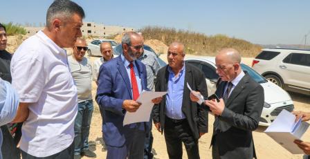 رئيس سلطة الأراضي يزور مخيم الجلزون ويُسلّم قرار تخصيص أرض لإنشاء خزان مياه استراتيجي