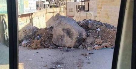 الاحتلال يواصل اقتحام مخيم قلنديا ويعتدي على الصحفيين ويغلق عدة مداخل بالسواتر الترابية