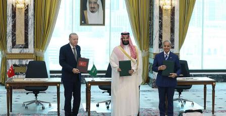 السعودية وتركيا وباكستان توقّع اتفاق دفاع مشترك