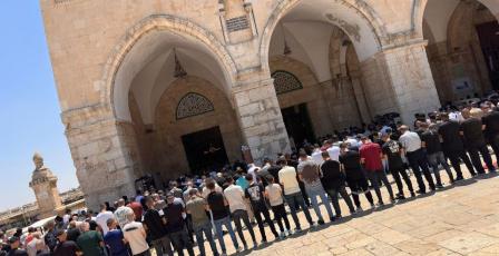 صور | عشرات الآلاف يؤدون الجمعة في الأقصى