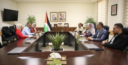 المدرسة الوطنية الفلسطينية للإدارة وبلدية الخليل تبحثان سبل تعزيز التعاون المشترك