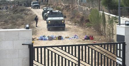 الاحتلال يمنع متضامين من الوصول إلى المنازل المحاصرة في قصرة 