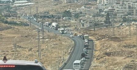 مئات المواطنين عالقون على حاجز جبع شمال القدس