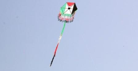 كاتس يُوجّه بتشديد التعامل مع الطائرات الورقية في غزة