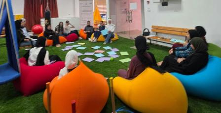 جمعية المرأة العاملة تختتم سلسلة لقاءات المجموعة الداعمة في مخيم الجلزون