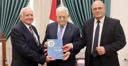 الرئيس عباس يتسلم التقرير السنوي لجامعة القدس المفتوحة