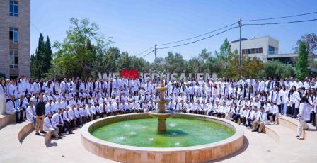 جامعة القدس تنظم حفل الرداء الأبيض لطلبة الطب إيذانًا بانتقالهم إلى التدريب السريري
