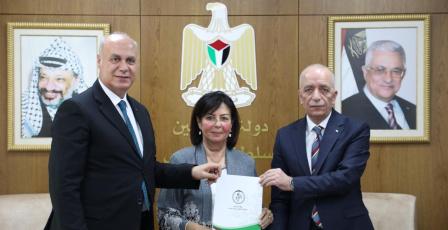 رئيس سلطة الأراضي يسلّم تخصيصاً لصالح وزارة الثقافة ولمنفعة جمعية ومركز حواء للثقافة والفنون في نابلس