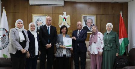 حمدان والتميمي يسلمان جمعية ومركز حواء الأوراق اللازمة لتخصيص منفعة من قطع أراضي بيت وزن