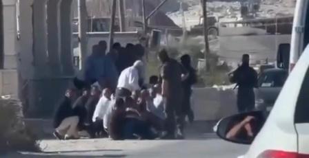 بالفيديو | الاحتلال ينكل بركاب حافلة متجهة لحفل زفاف عند مدخل قباطية