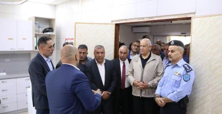 وزير الداخلية يجري جولة في بني نعيم والشيوخ وسعير ويبحث تعزيز الأمن والسلم الأهلي ودعم صمود المواطنين