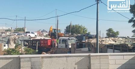 الاحتلال يهدم خمسة بركسات سكنية وحظيرة أغنام في عناتا