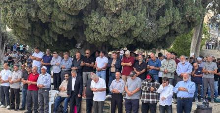 عشرات الآلاف يؤدون صلاة الجمعة في المسجد الأقصى