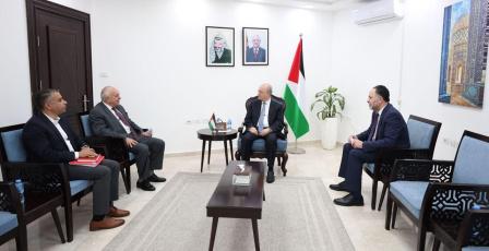 رئيس الوزراء يلتقي وفد مصلحة مياه محافظة القدس ويشيد بجهود طواقمها