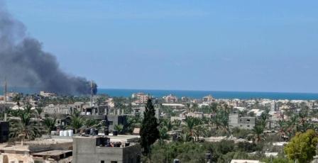 شهيد ومصابون في غارة على مركبة وسط قطاع غزة