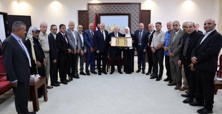 الرئيس عباس يستقبل رؤساء البلديات والمجالس المحلية لمحافظة القدس